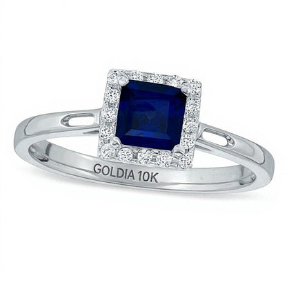Verlobungsring mit Labor-Saphir im Princess-Schliff in Blau und Diamanten 0,14 ct. Gesamtgewicht im Halo in 10K Weißgold