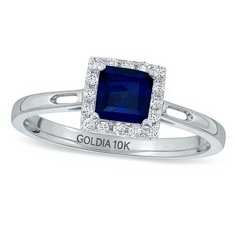 Verlobungsring mit Labor-Saphir im Princess-Schliff in Blau und Diamanten 0,14 ct. Gesamtgewicht im Halo in 10K Weißgold