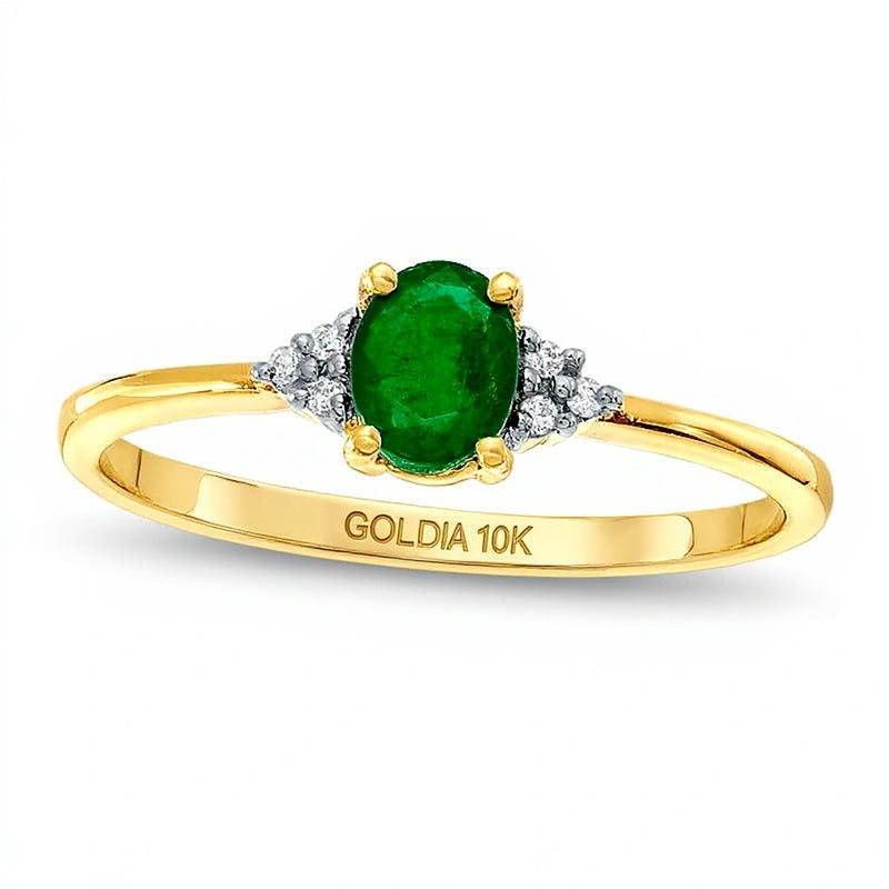 Ring mit ovalem Smaragd und Diamant-Besatz in 10K Gold