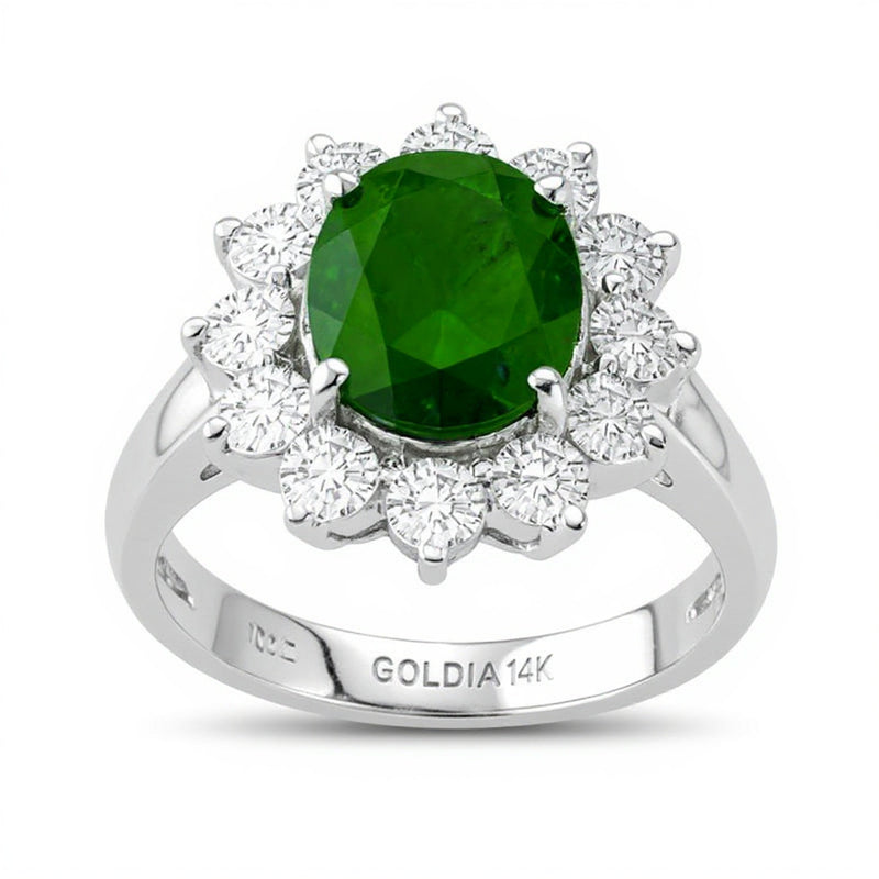 Ring mit ovalem Smaragd und 1.5 ct. Gesamtgewicht Diamanten in 14K Weißgold