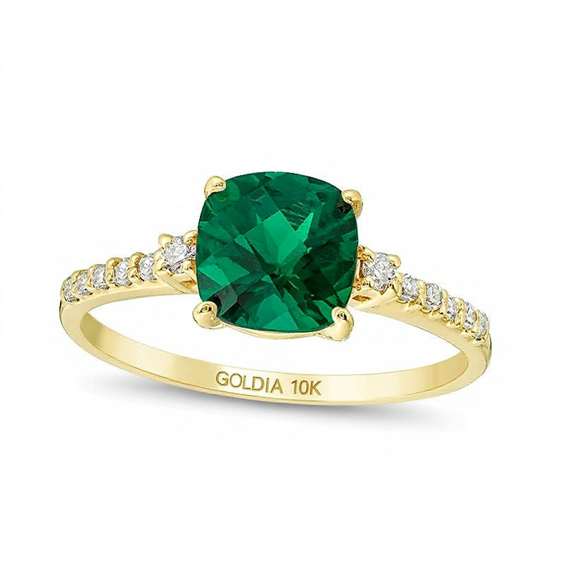 7,0 mm Solitär mit seitlichem Besatz mit Labor-Smaragd im Kissenschliff und 0,13 ct. Gesamtgewicht Diamanten in 10K Gelbgold