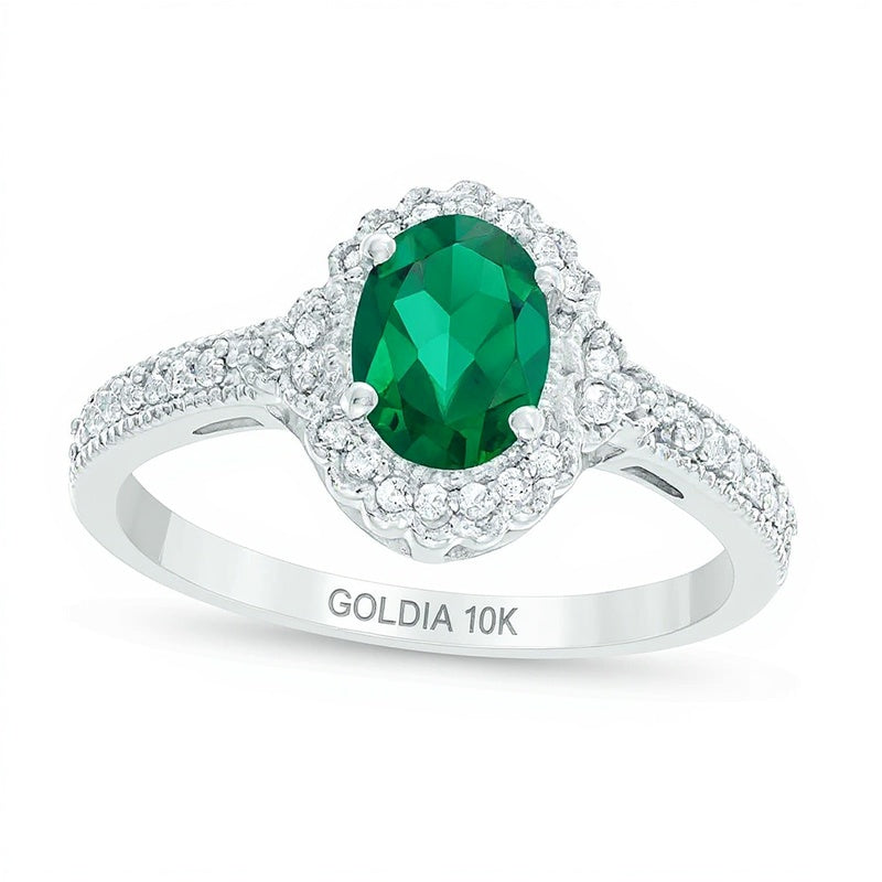 Ring mit ovalem Labor-Smaragd und 0,13 ct. Gesamtgewicht Diamanten im Halo-Vintage-Stil in 10K Weißgold