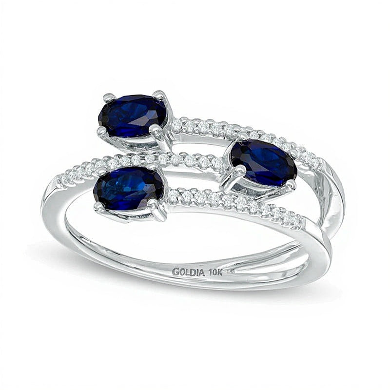 Ovaler blauer Saphir und Dreistein-Ring mit Diamanten 0,1 ct. Gesamtgewicht in 10K Weißgold