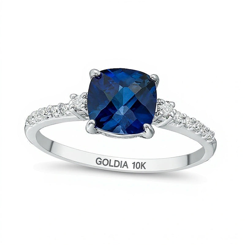 7,0 mm Verlobungsring mit Solitär und seitlichem Besatz mit im Labor gezüchtetem blauem Saphir im Kissenschliff und 0,13 ct. Gesamtgewicht Diamanten in 10K Weißgold