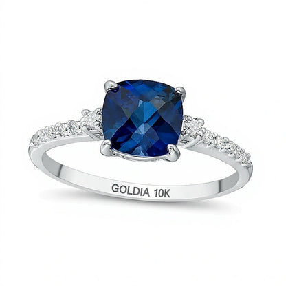 7,0 mm Verlobungsring mit Solitär und seitlichem Besatz mit im Labor gezüchtetem blauem Saphir im Kissenschliff und 0,13 ct. Gesamtgewicht Diamanten in 10K Weißgold