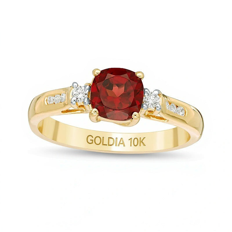 Ring mit Granat im Kissenschliff 6,0mm und Diamanten 0,13 ct. Gesamtgewicht in 10K Gelbgold