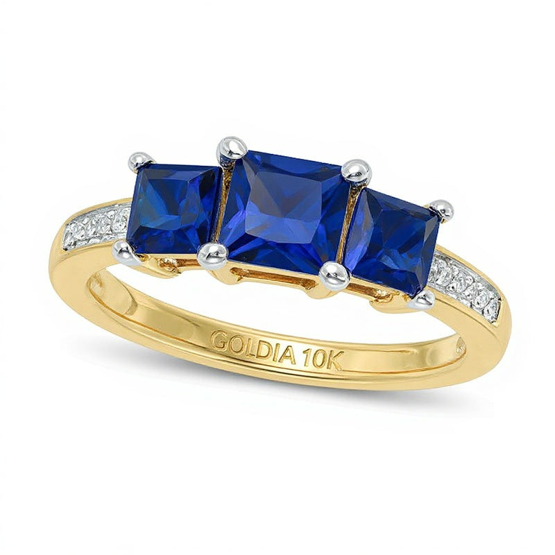 Dreistein-Ring mit blauem Saphir im Princess-Schliff (Labor) und Diamant-Besatz in 10K Gelbgold