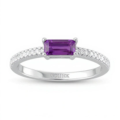 Fashion-Ring mit Baguette-Amethyst und 0,1 ct. Gesamtgewicht Diamanten im Pavé quer gefasst in 10K Weißgold