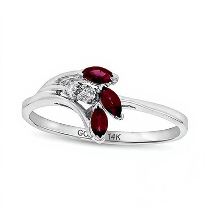 Dreistein-Ring Fashion mit Rubin im Marquise-Schliff und Diamant-Besatz in Blattform in 14K Weißgold