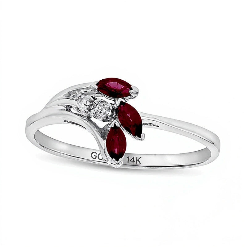 Dreistein-Ring Fashion mit Rubin im Marquise-Schliff und Diamant-Besatz in Blattform in 14K Weißgold