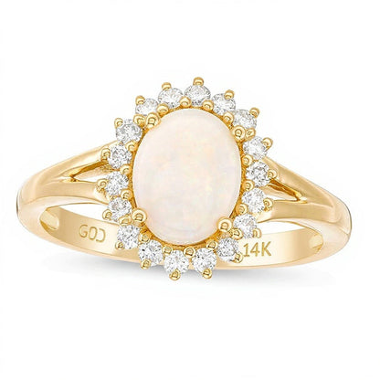 Ring mit ovalem Opal und 0,33 ct. Gesamtgewicht Diamanten im Halo in 14K Gelbgold