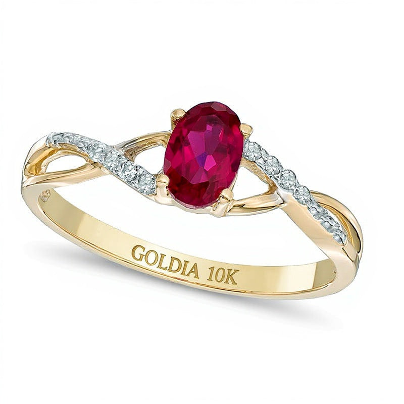 Verlobungsring Fashion mit ovalem Labor-Rubin und Diamant-Besatz im Twist-Design aus 10K Gelbgold