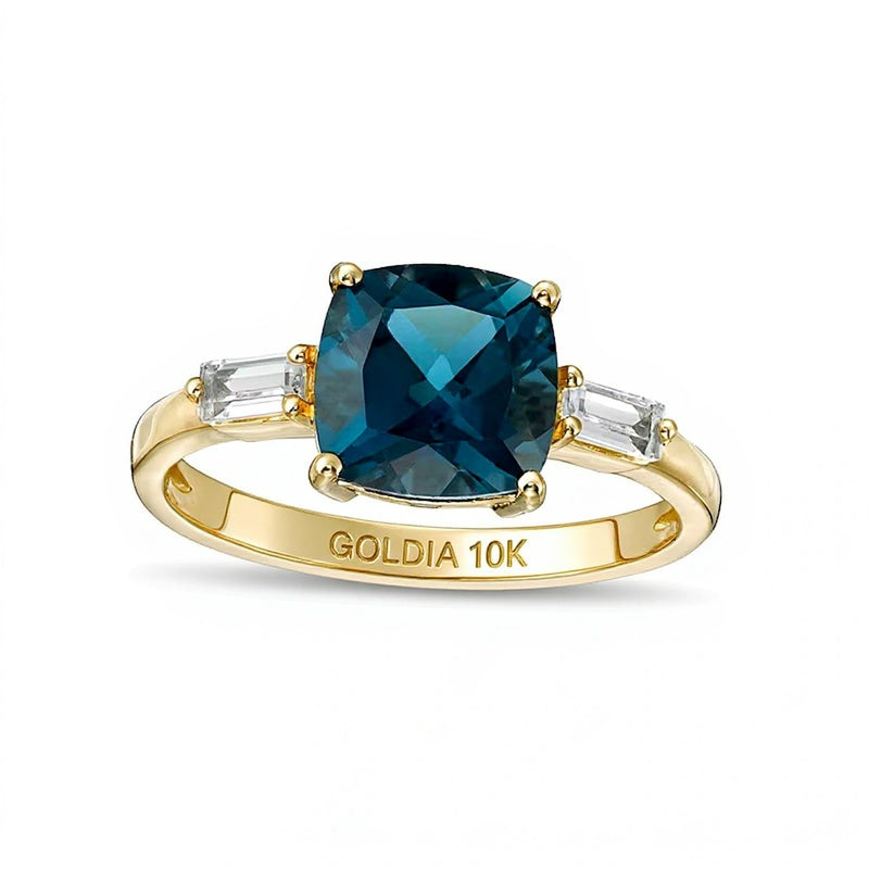 Ring für Damen mit blauem Topas im Kissenschliff 8,0 mm und weißen Topasen im Baguette-Schliff als seitlicher Besatz in 10K Gelbgold