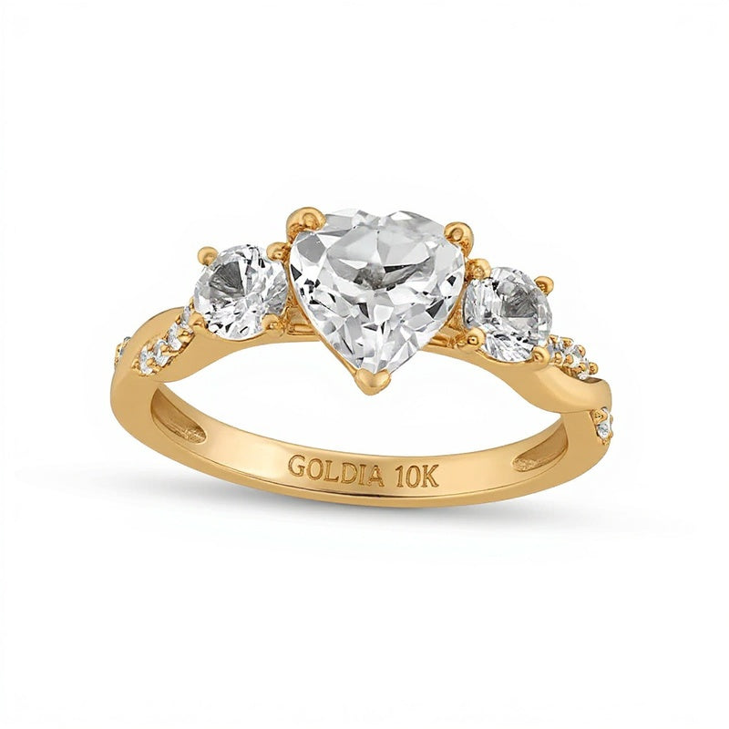 Dreistein-Verlobungsring mit herzförmigem weißem Labor-Saphir und 0,1 ct. Gesamtgewicht Diamanten in 10K Gelbgold