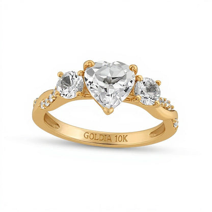 Dreistein-Verlobungsring mit herzförmigem weißem Labor-Saphir und 0,1 ct. Gesamtgewicht Diamanten in 10K Gelbgold