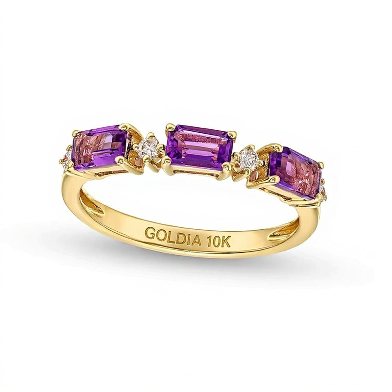 Dreistein-Ring mit quer gesetztem Amethyst im Smaragdschliff und Diamanten 0,07 ct. Gesamtgewicht in 10K Gelbgold