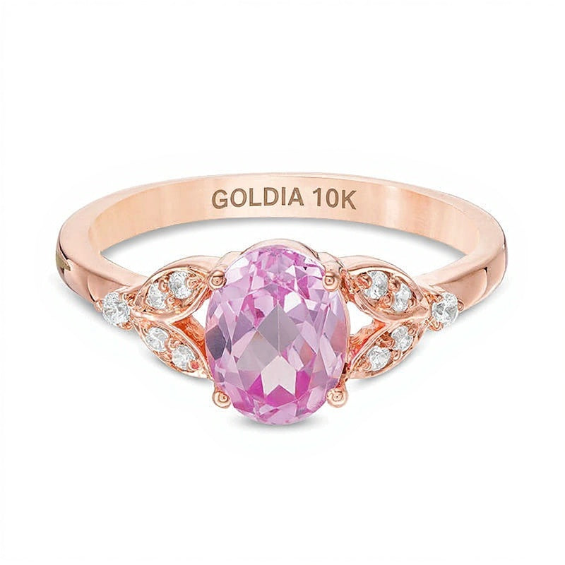 Ring mit ovalem im Labor gezüchteten rosa Saphir und 0,1 ct. Gesamtgewicht Diamanten mit Blattmotiv-Seiten in 10K Roségold