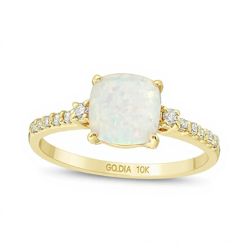 7,0mm Verlobungsring mit Labor-Opal im Kissenschliff und 0,13 ct. Gesamtgewicht Diamanten in 10K Gelbgold