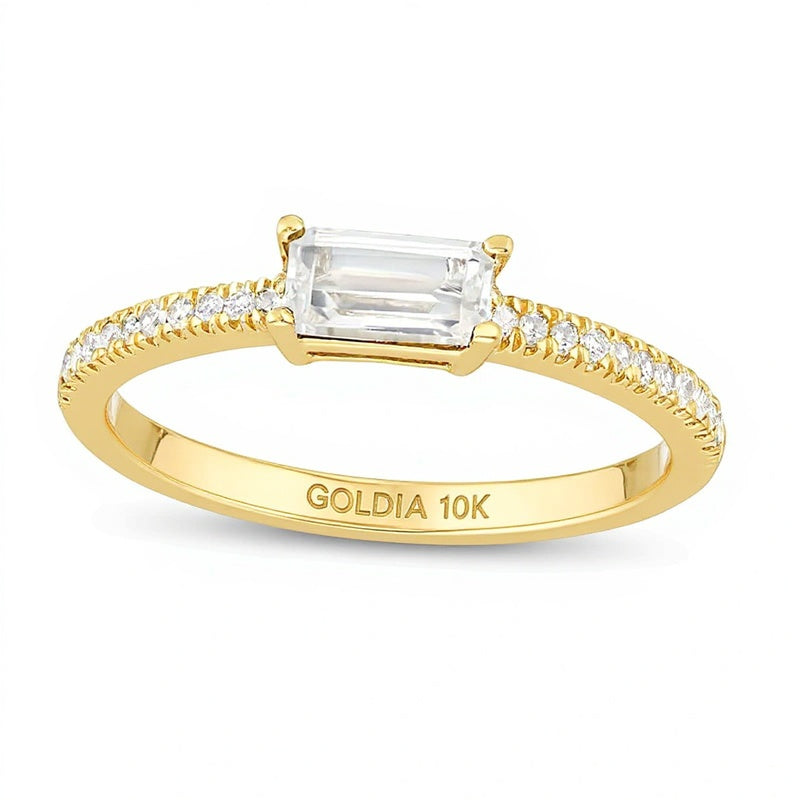 Ring mit weißem synthetischem Saphir im Baguette-Schliff quer gefasst und Diamanten 0,1 ct. Gesamtgewicht in Pavé in 10K Gelbgold