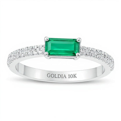 Fashion-Ring mit seitlichem Baguette-Smaragd (Labor) und 0,1 ct. Gesamtgewicht Diamanten in 10K Weißgold
