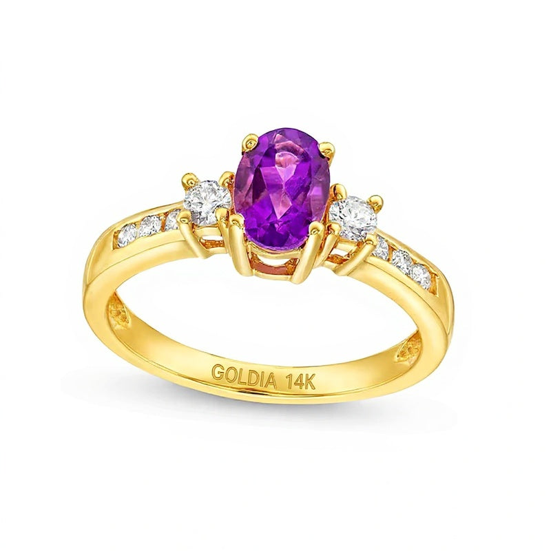 Ring mit ovalem Amethyst und 0,25 ct. Gesamtgewicht Diamanten, Solitär mit seitlichem Besatz, in 14K Gelbgold