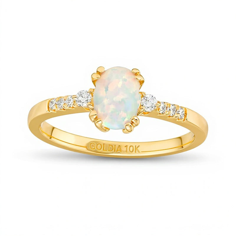 Ring mit ovalem Labor-Opal-Cabochon und 0,1 ct. Gesamtgewicht Diamanten in 10K Gelbgold