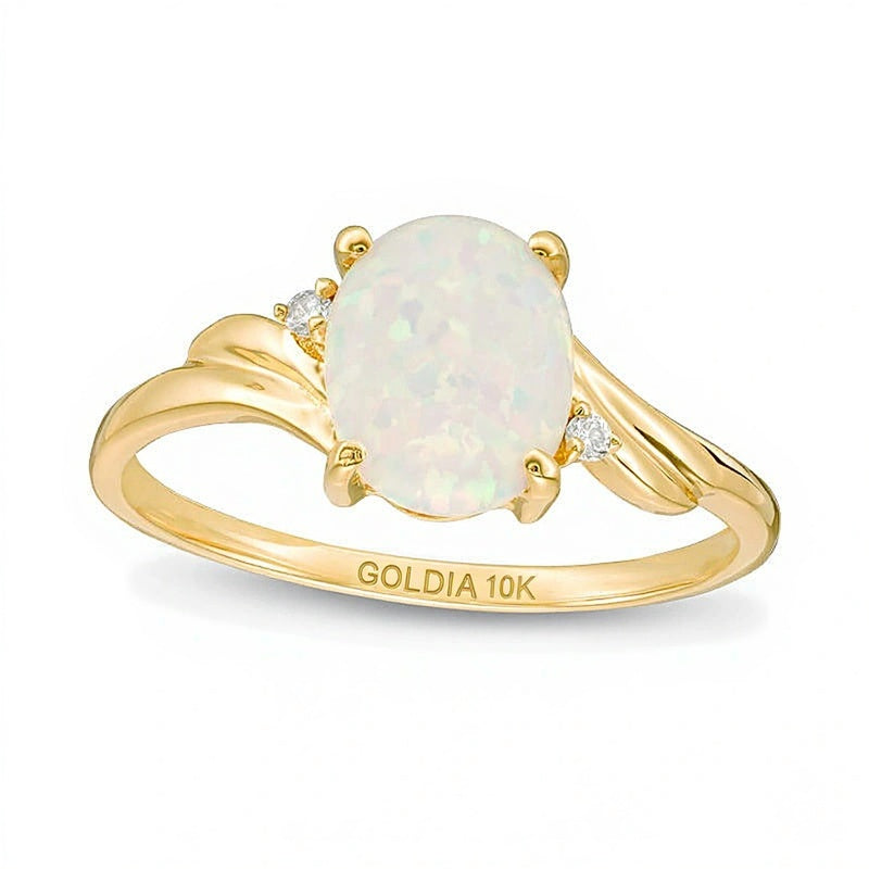 Solitär mit seitlichem Besatz mit ovalem Labor-Opal und Diamant-Besatz in 10K Gelbgold