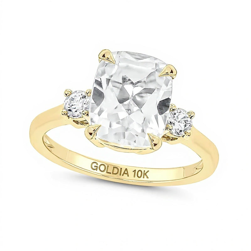 Ring mit weißem Labor-Saphir im Kissenschliff und 0,2 ct. Gesamtgewicht Diamant-Seitenbesatz in 10K Gelbgold