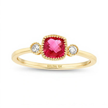 Ring im Vintage-Stil mit Labor-Rubin im Kissenschliff 5,0 mm und Diamant 0,05 ct. Gesamtgewicht in 10K Gelbgold