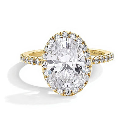 3.5 CT. Gesamtgewicht Verlobungsring mit ovalem Labordiamant und Halo in 14K Gelbgold (F/VS2)