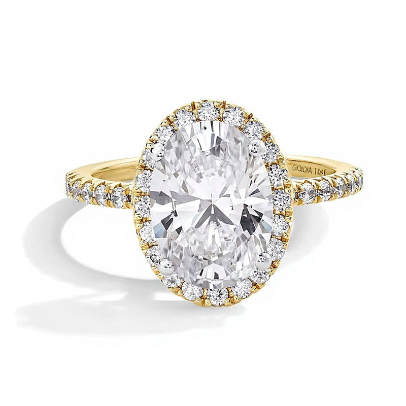 3.5 CT. Gesamtgewicht Verlobungsring mit ovalem Labordiamant und Halo in 14K Gelbgold (F/VS2)