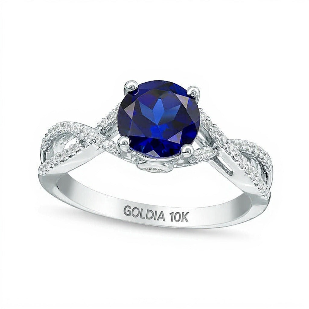 7,0mm Verlobungsring mit im Labor erzeugtem blauem Saphir und 0,17 ct. Gesamtgewicht Diamanten und geschwungener Ringschiene in 10K Weißgold