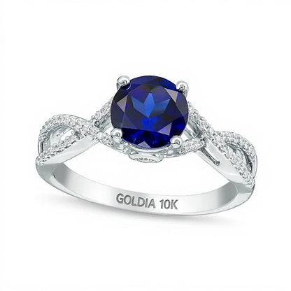 7,0mm Verlobungsring mit im Labor erzeugtem blauem Saphir und 0,17 ct. Gesamtgewicht Diamanten und geschwungener Ringschiene in 10K Weißgold