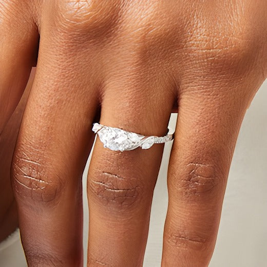 0.88 ct. Gesamtgewicht Diamant Solitär mit seitlichem Besatz in 14K Weißgold (I/I2)