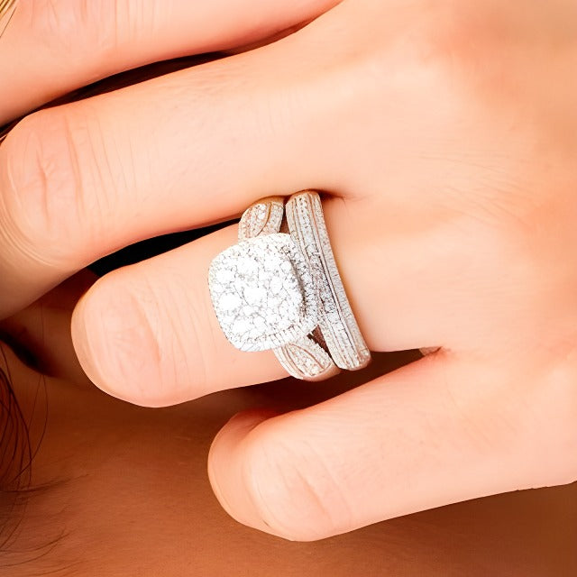 1,5 ct. Gesamtgewicht Komposit-Diamant Brautset mit Kissenschliff-Rahmen, mehrreihig, in 10K Weißgold
