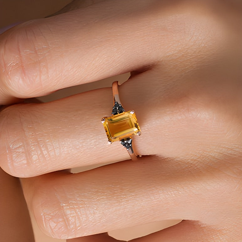 Freundschaftsring für Damen mit Citrin im Smaragdschliff und 0,05 ct. Gesamtgewicht schwarzen Diamanten in 10K Roségold