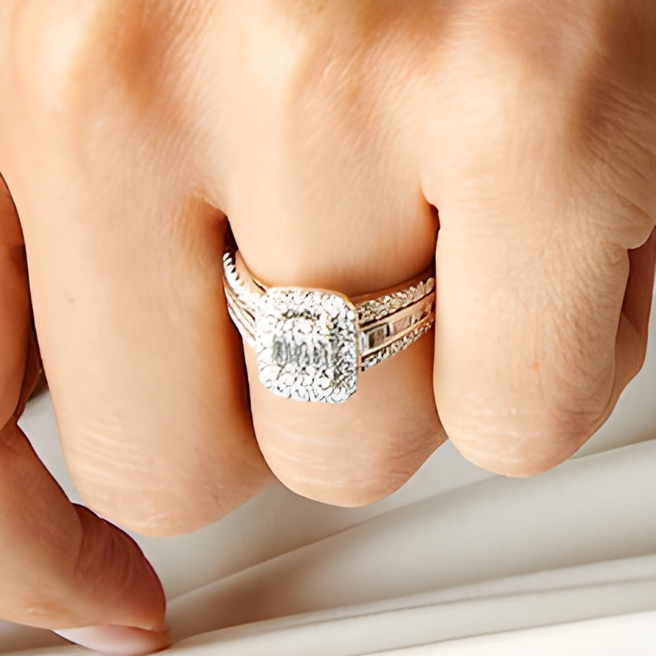 Verlobungsring mit mehreren Diamanten im Baguette-, Rund- und Smaragdschliff 1.0 ct. Gesamtgewicht in 14K Weißgold