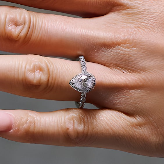 1,5 ct. Gesamtgewicht Halo-Ring mit tropfenförmigem Labordiamant in 14K Weißgold (F/SI2)