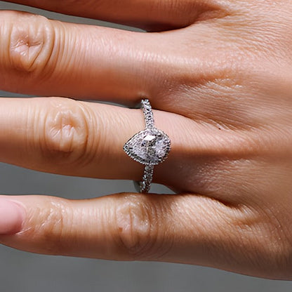 1,5 ct. Gesamtgewicht Halo-Ring mit tropfenförmigem Labordiamant in 14K Weißgold (F/SI2)