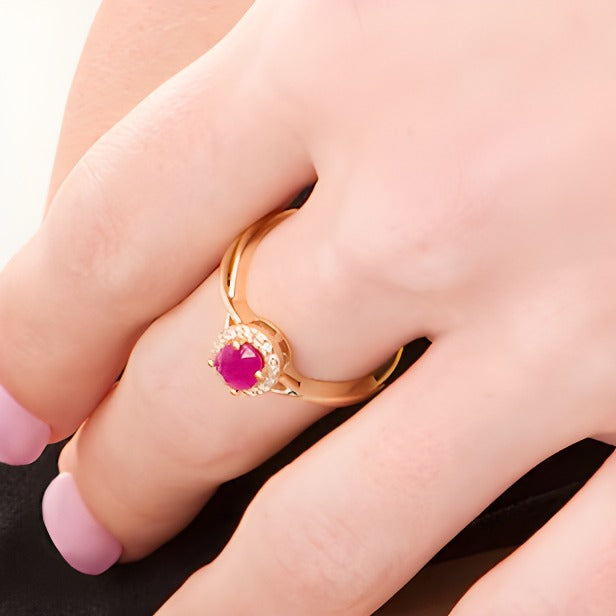 Ring mit ovalem Rubin und 0,07 ct. Gesamtgewicht Diamanten und gedrehter Ringschiene in 10K Gelbgold
