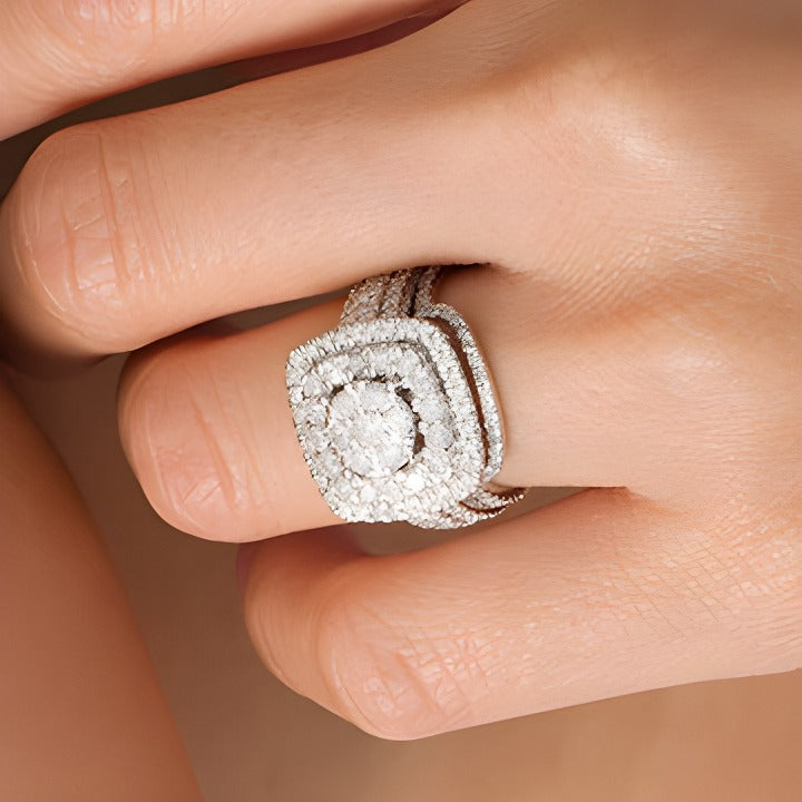 Braut-Set mit Diamanten im Kissenschliff, Baguette- und Rundschliff, doppelter Halo, 2.0 ct. Gesamtgewicht, in 10K Weißgold
