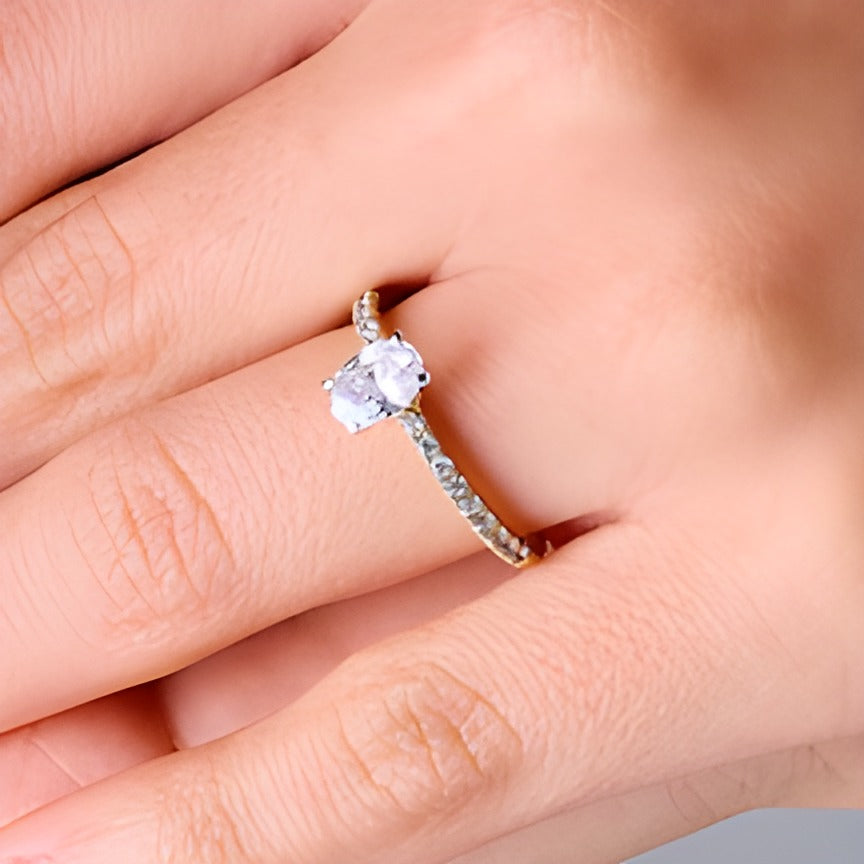 Solitär mit seitlichem Besatz mit ovalem Labordiamant 1.0 ct. Gesamtgewicht in 14K Gelbgold (F/SI2)