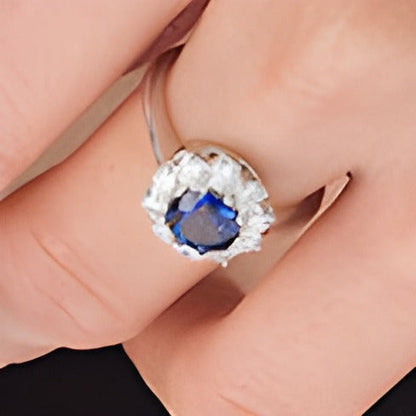7,0mm blauer Saphir und Diamant Halo-Ring mit 1.0 ct. Gesamtgewicht in 14K Weißgold