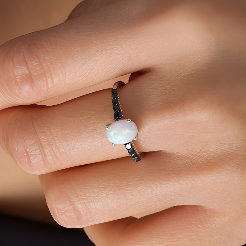 Ring mit ovalem laborgezüchtetem Opal und 0,2 ct. Gesamtgewicht schwarzem Diamant in Sterlingsilber