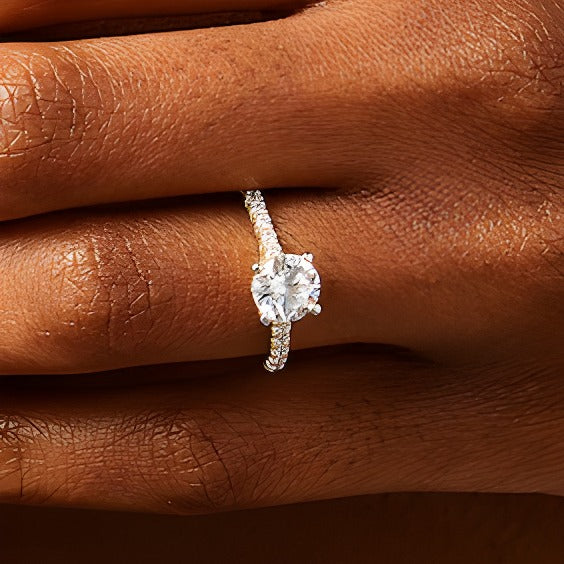 1,88 ct. Gesamtgewicht Labordiamant Solitär mit seitlichem Besatz in 14K Gelbgold (F/VS2)