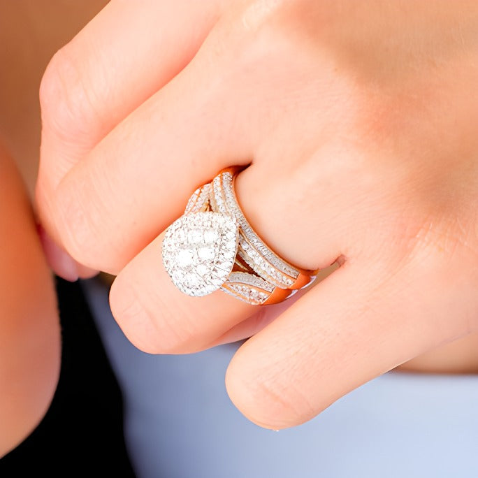Braut-Set mit Diamanten in Tropfen- und Rundschliff 1.5 ct. Gesamtgewicht in 10K Roségold