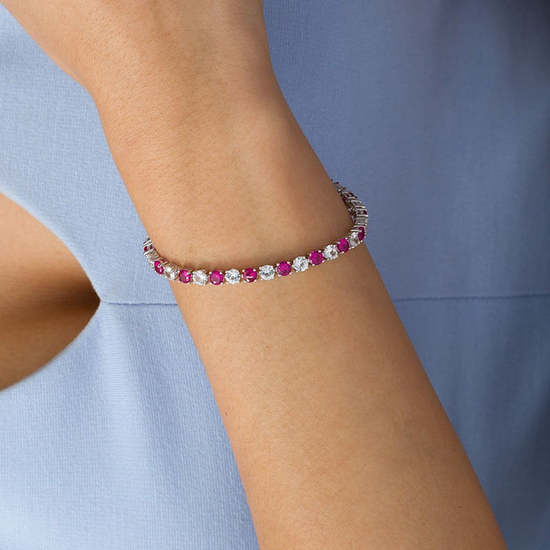 4,0mm Tennisarmband mit Labor-Rubinen und weißen Saphiren im Wechsel aus rhodiniertem Sterlingsilber - 7,25"