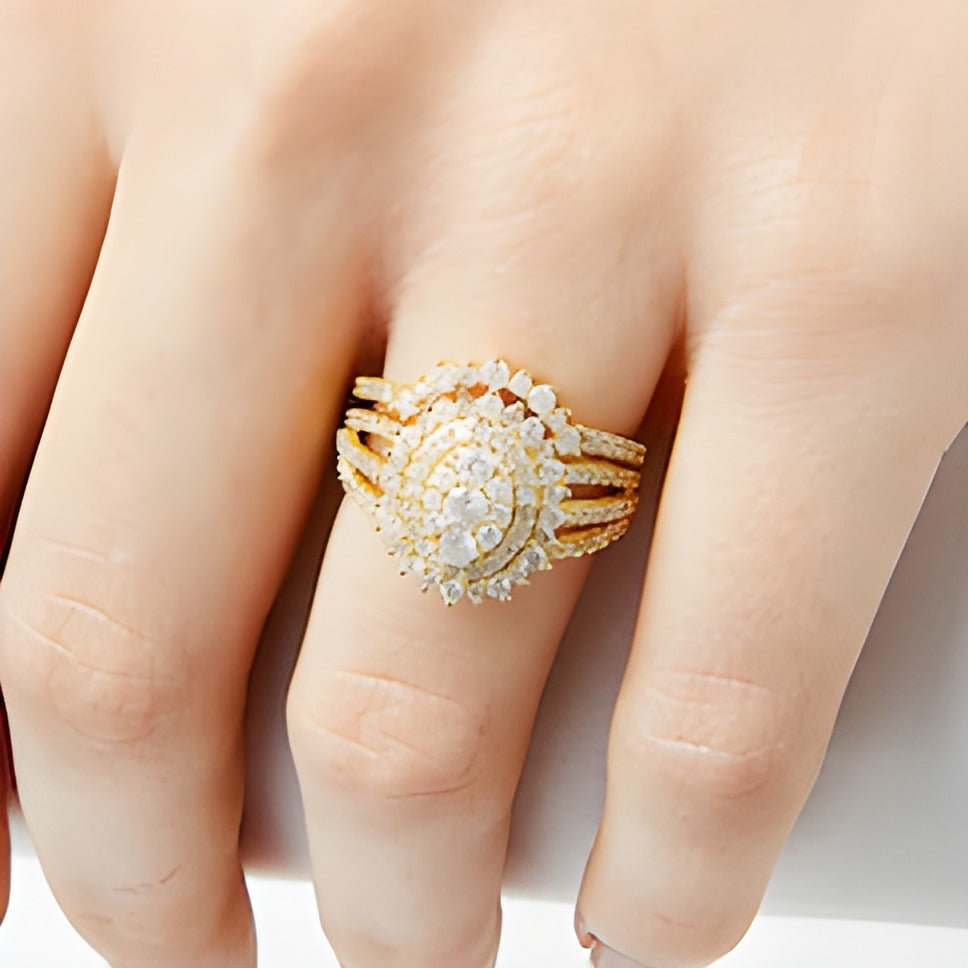 1.25 ct. Gesamtgewicht Braut-Set mit ovalen Diamanten und Sunburst-Halo, geteilter Schiene, in 10K Gelbgold