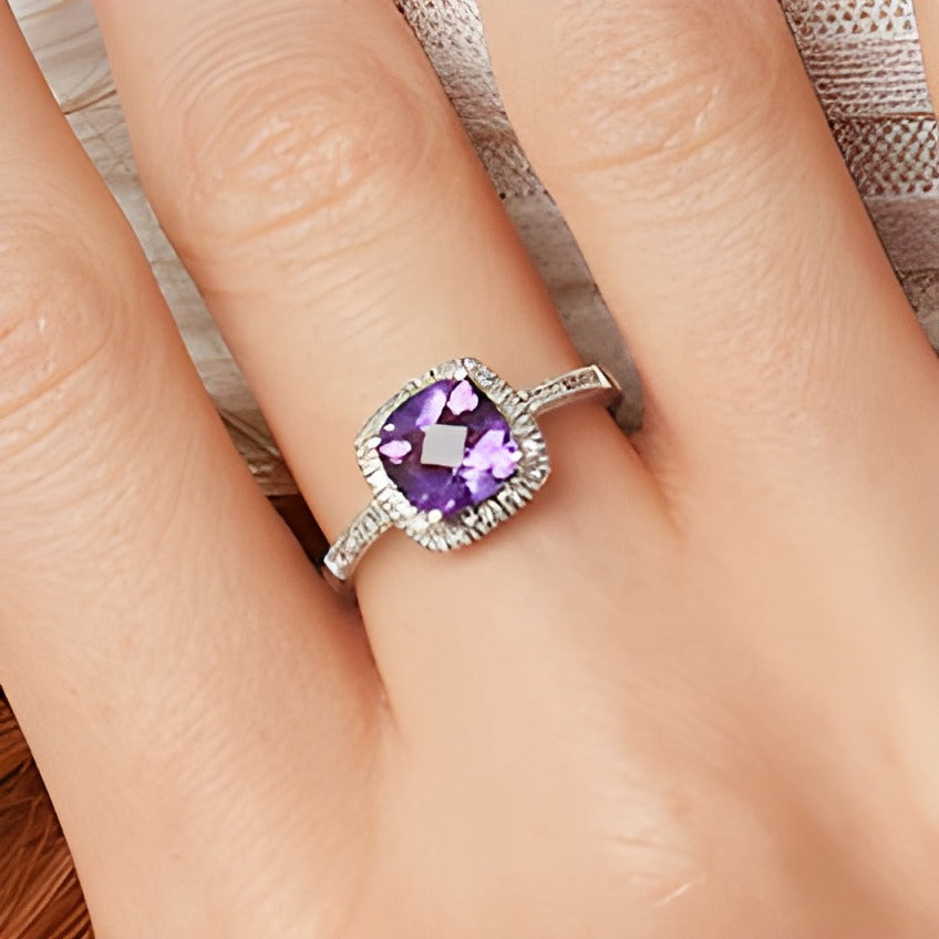 Halo-Ring mit Amethyst im Kissenschliff 7,0mm und Diamanten 0,2 ct. Gesamtgewicht in 10K Weißgold