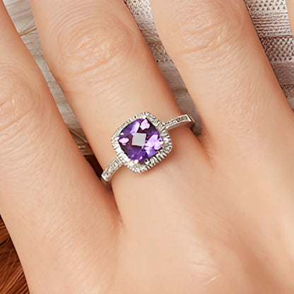 Halo-Ring mit Amethyst im Kissenschliff 7,0mm und Diamanten 0,2 ct. Gesamtgewicht in 10K Weißgold